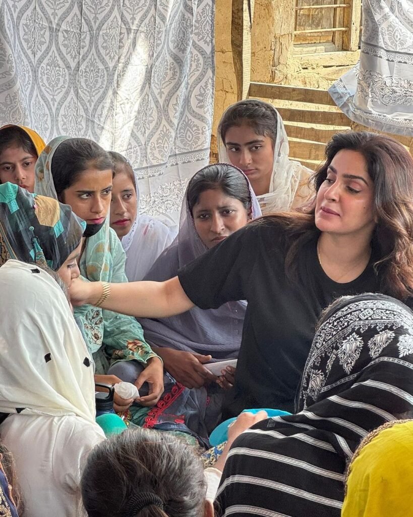 Saba Qamar UNICEF Picture with Children's