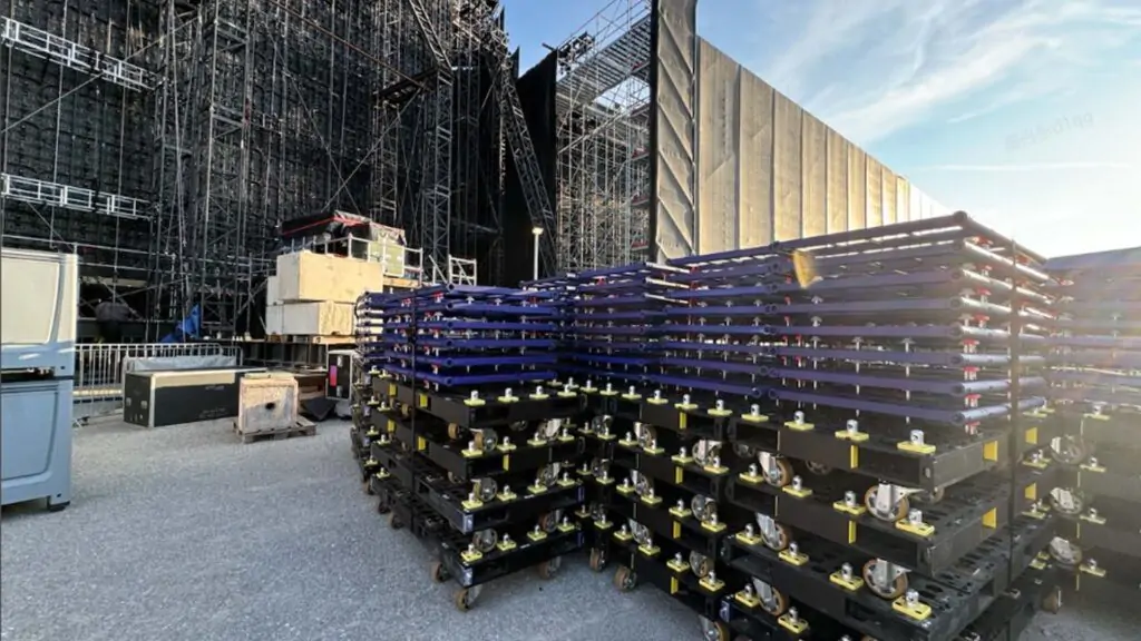 Adele Sets Guinness Record with the World’s Largest LED Video Wall Screen Performance 3 A Record-Breaking, Largest LED Video Wall construction BTS