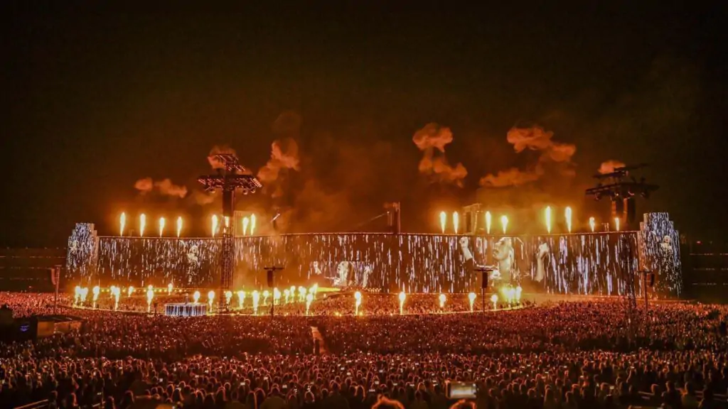 Adele Sets Guinness Record with the World’s Largest LED Video Wall Screen Performance 5 A Record-Breaking, Largest LED Video Wall at Night