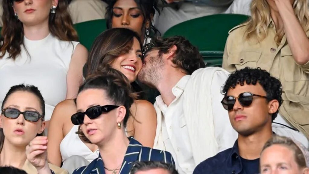 Garfield & Barbaro openly kissing at Wimbledon